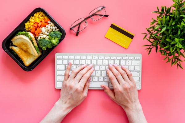 titres-restaurant-et-teletravail-:-le-juge-tranche-enfin-!