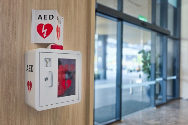 installation-d’un-defibrillateur-:-de-plus-en-plus-d’erp-concernes
